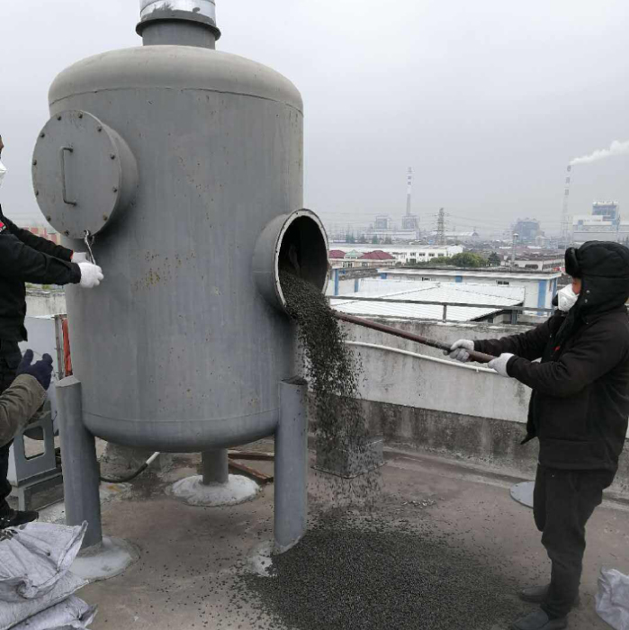 顆?；钚蕴扛鼡Q現(xiàn)場